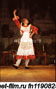 Участница шоу-концерта «Шаян Сабантуй» во время выступления на сцене концертного зала «УНИКС»...