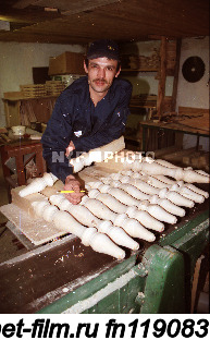 Мебельщик Мамадышского района Республики Татарстан Малик Нажмиев за работой в мастерской.
