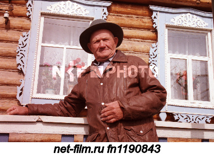 Житель Заинского района Республики Татарстан у своего дома.