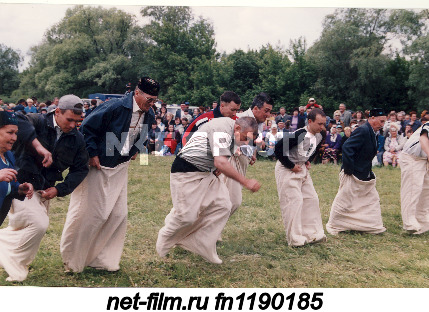 Участники конкурса «Бег в мешках» во время татарского национального праздника Сабантуй в селе...