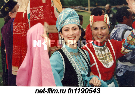 Участницы татарского национального праздника Сабантуй в национальных костюмах в р.п.Арск. Сабантуй