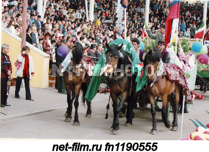Шествие участников во время открытия татарского национального праздника Сабантуй в городе...
