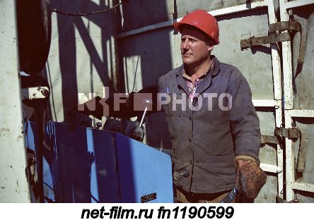 Бурильщик Управления буровых работ «Лениногорскбурнефть» во время работы на буровой вышке.