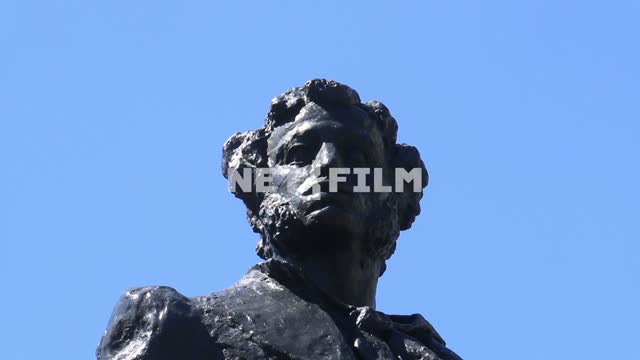 Статуя Пушкина.
Пушкин, памятник, крупный план, голубой фон, безоблачное небо. Статуя, Пушкин,...