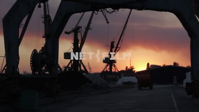 The truck rides into the sunset.
Truck, truck, sunset, red, yellow, platform, loading cranes,...