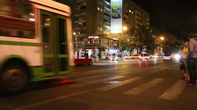 Пешеходный переход ночью. Дорожное движение, скорость, машины, автобус, пешеходы, пешеходный...