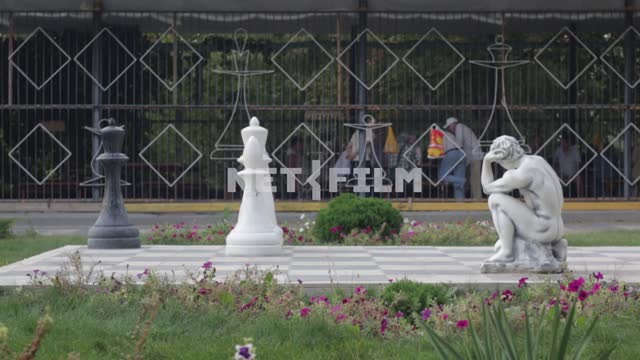 Вид на площадку шахматистов общий план, шахматы, парк, шахматист, статуя, задумчивость, лето,...