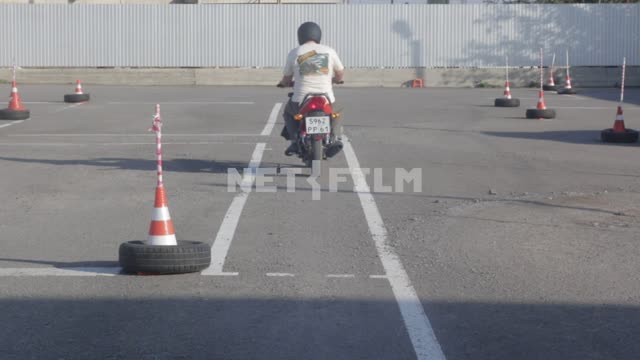 Мотоциклист на учебной площадке. транспорт, мотоцикл, мужчина, шлем, красный, учебная площадка,...