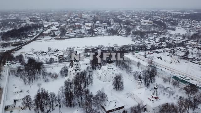 Аэросъемка, съемка коптером, белоснежный александровский Кремль, снег вокруг, царские палаты,...