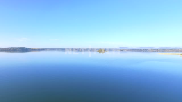 Аэросъемка: съемка коптером, пустынное озеро Чебаркуль: осень: зеленая вода Аэросъемка, съемка...