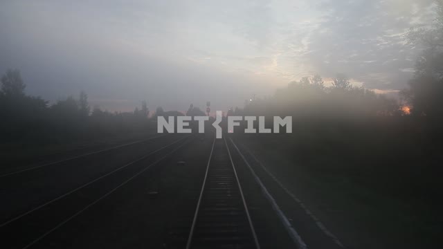 Железнодорожные рельсы уходят вдаль в красивой туманной дымке Железнодорожные рельсы уходят вдаль в...