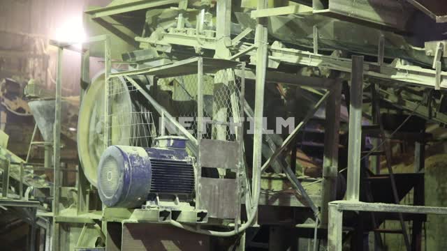 Operation of the machine in a brick factory.
Plant, factory, plant, conveyor, belt, bricks,...
