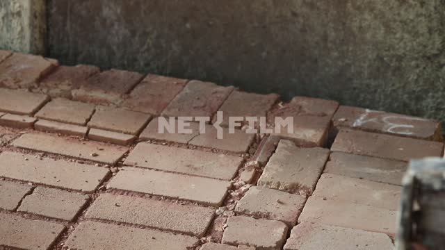 Move slowly down the brickwork.
Floor, wall, brick, masonry, descend, descends, red brick, cracks...