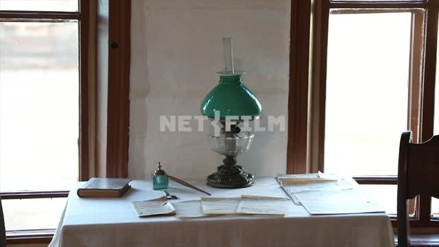 Зеленая лампа на столе в  гостиной В, И, Ленина в деревенском доме, село Шушенское, Ленин, ссылка в...