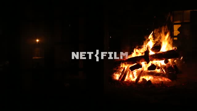 ночной костер у индийского дома на фоне горящего фонаря ночь, костер, огонь, индийский дом, фонарь,...