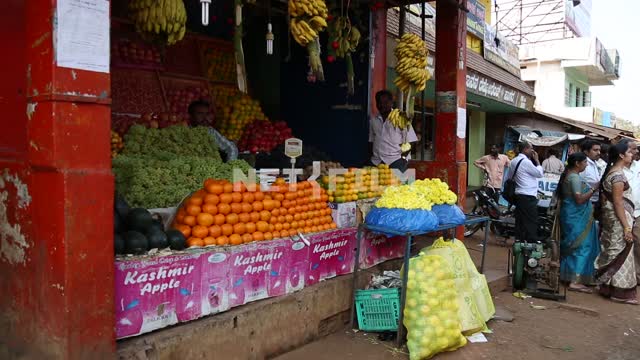 Торговый ряд с лавками фруктов Торговля, фрукты, индусы