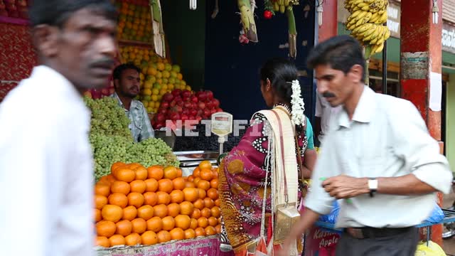 Индусы торгуют овощами и фруктами Торговцы фруктами и овощами, индуса, торговля