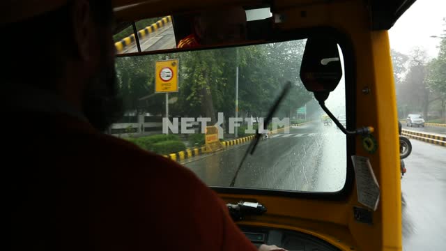 Проезд по дождливой улице индийского города Проезд, дождь, автотранспорт, дорога
