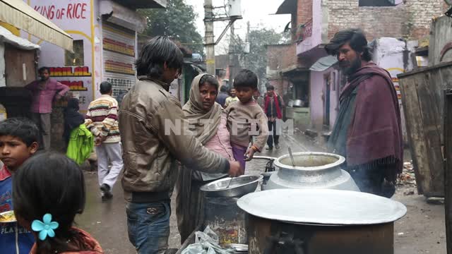 Продавцы уличной еды готовят прямо на улице у трущобах Уличная еда, готовка, продажа, торговцы,...