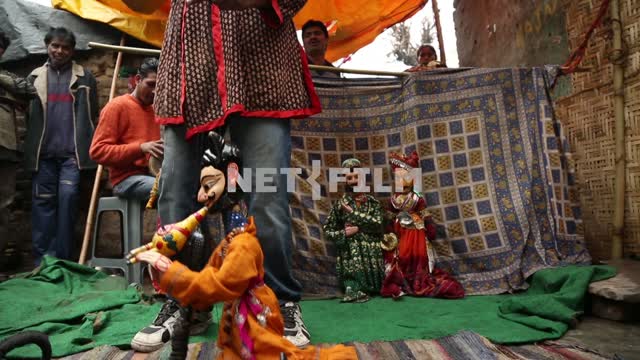 Indiski puppet theatre depicts a scene with a doll-fakir. Marionet theatre, street performance,...