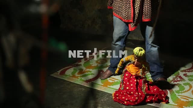 Кукольник руководит куклой в виде индийского принца. Кукольный театр, индийский принц, Индия, кукла...