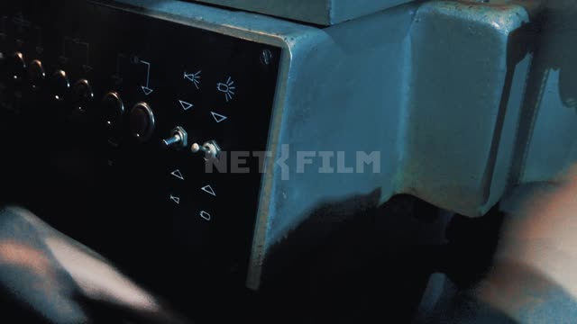 Киномеханик заряжает проектор Киномеханик, киноаппарат, проектор, пленка, женские руки