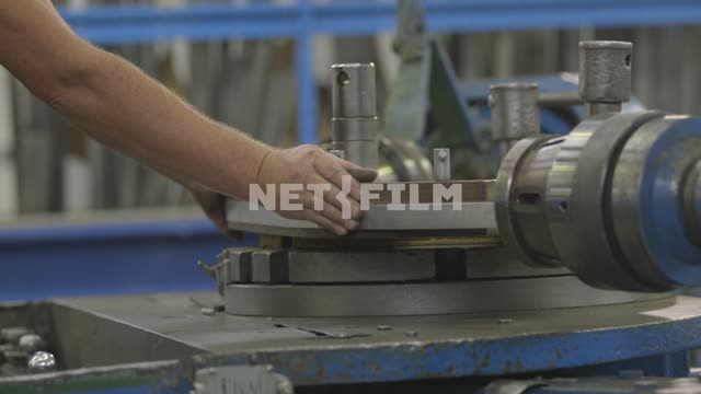 The machine bends the workpiece in an arc.
Factory, aircraft construction, curve, detail, machine,...
