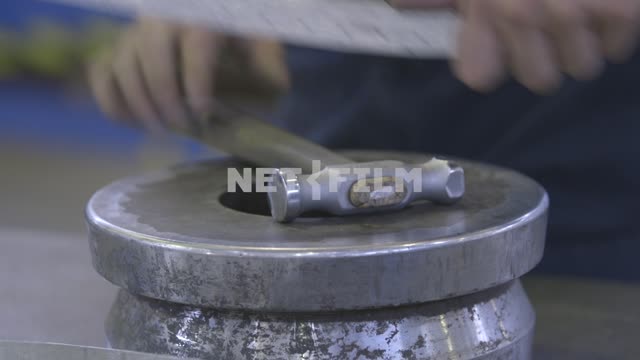 The master brings metal arc on the anvil.
Aircraft, aircraft factory, plant, workshop, machine,...