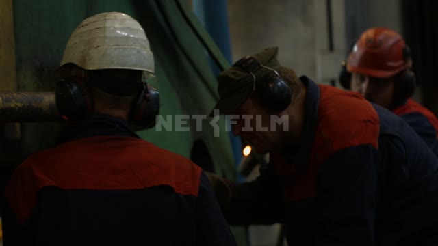 Раскалённая сталь и кузнецы на заводе Литейщик Завод Литейный цех
