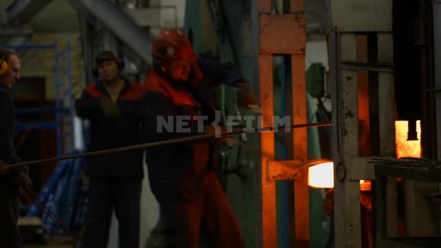 Рабочие в литейном цеху достают сталь из домны Литейщик Завод Литейный цех