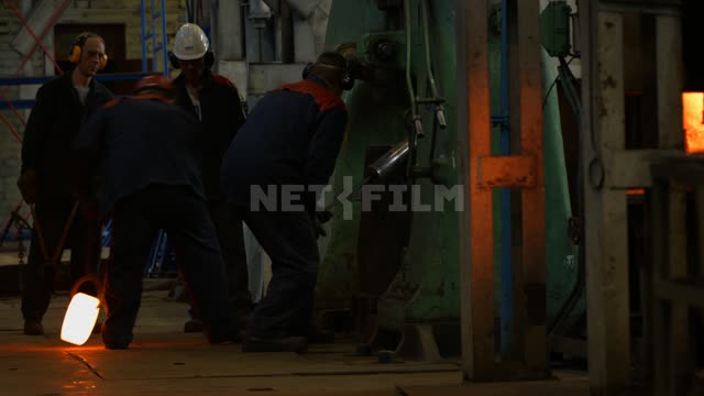 Литейщики на заводе обрабатывающие деталь Литейщик Завод Литейный цех