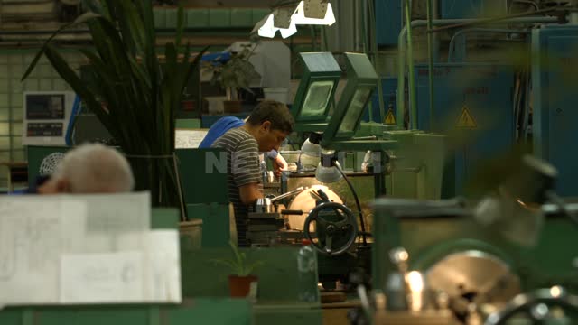 Рабочие слесари на заводе Токарь Фрезеровщик Завод