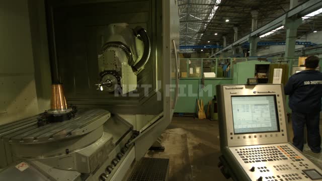 Operators observe the operation of the equipment Plant, plant, machinery, machines, mechanisms,...