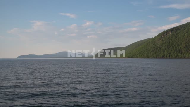 Вид с катера на берег озера Байкал и тайгу Россия, Сибирь, Байкал, Бурятия, природа, пейзаж, лето,...
