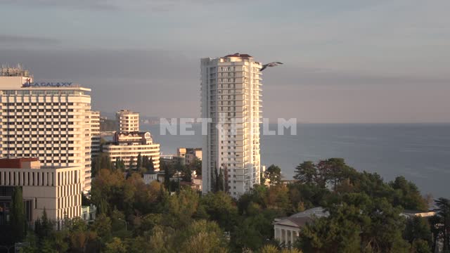 Вид на морское побережье, многоэтажные здания на берегу Черное море, Кавказ, Сочи, Краснодарский...
