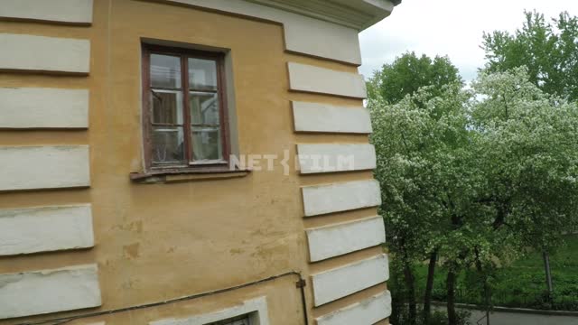 Flowering tree in the empty courtyard.
Russia, Yekaterinburg, city, - isolation, quarantine,...