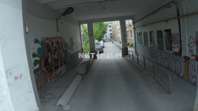 Камера проходит через арку в пустой двор жилого дома. Россия, Екатеринбург, город, самоизоляция,...