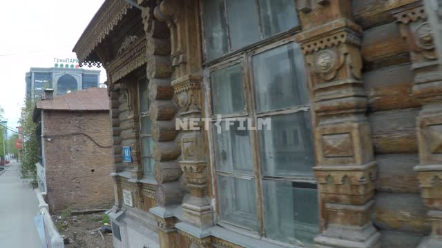 Камера проходит на уровне второго этажа старого деревянного дома. Пустынные улицы, Екатеринбург,...