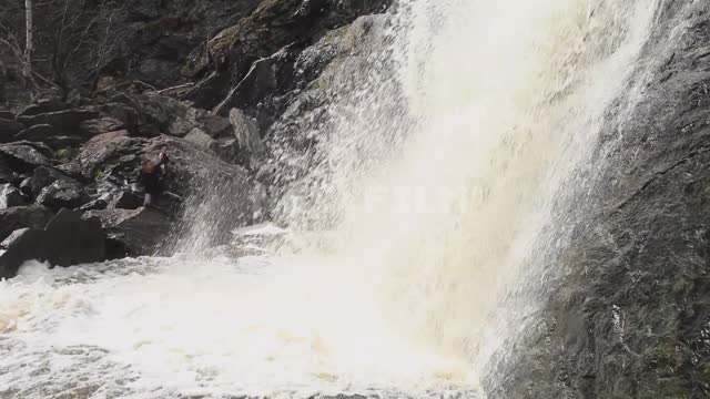 Водопад Гадельша, мужчина снимает водопад на видео Водопад, вода, перекаты, брызги, камни, валуны,...