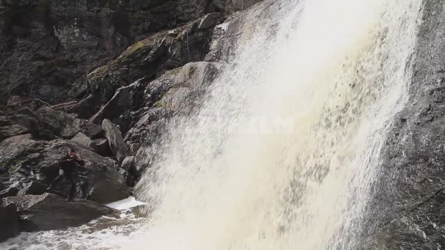 Водопад Гадельша, мужчина снимает водопад на видео Водопад, вода, перекаты, брызги, камни, валуны,...