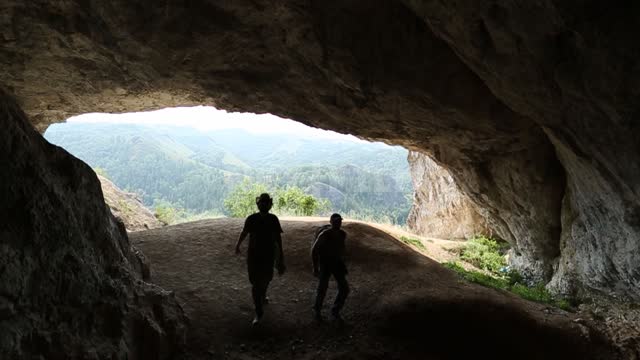 Пещеры Мурадымовского ущелья, природный парк в горах Южного Урала пещера, туристы, Южный Урал,...