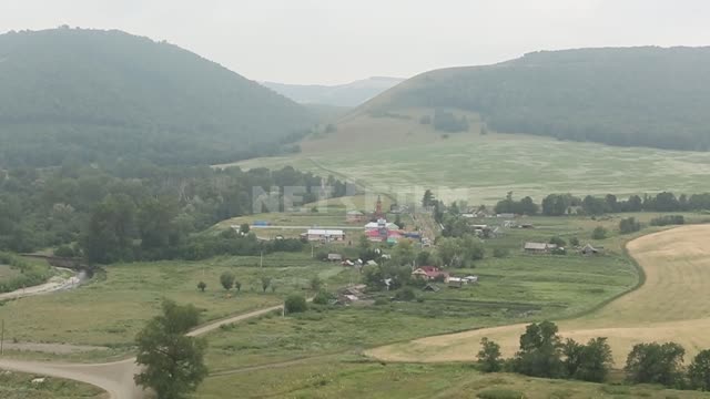 Природа Урала, панорама с возвышенности на поселок в долине Сулейманово, горы, холмы, долина, лес,...