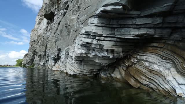 Природа Урала, скалистый берег реки, съемка на воде с движением вдоль стены Гафурийский район,...