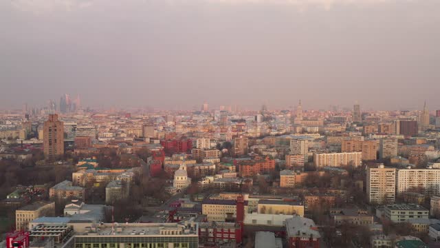 Панорамный вид на город с высоты птичьего полёта. Крыши...