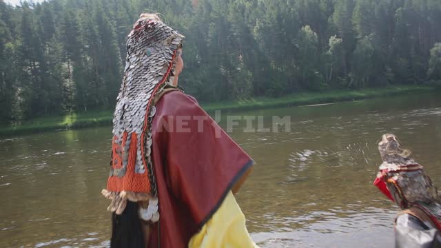 Девушки в национальных костюмах репетируют на берегу реки Урал, Салаватский район, девушки,...