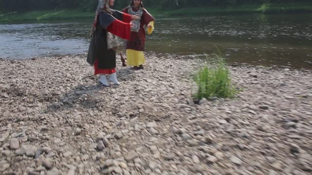 Девушки в национальных костюмах репетируют на берегу реки, мимо проезжает всадник Урал, Салаватский...