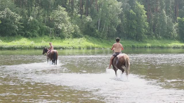 Дети купают лошадей в реке, ездят верхом Урал, Салаватский район, река, вода, лошади, кони, дети,...
