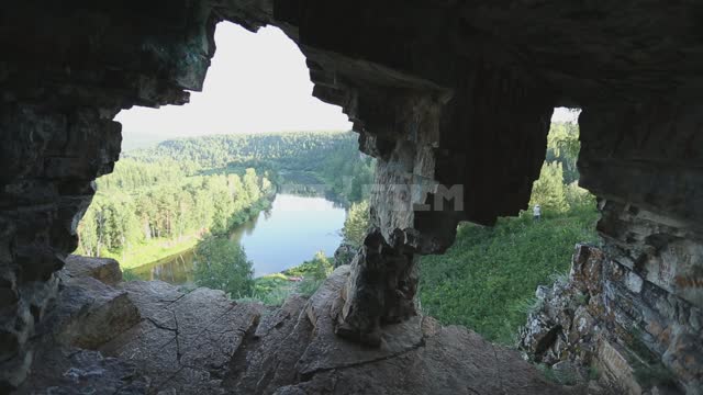 Вид на реку из пещеры Урал, Саткинский район, Сикияз-Тамак, река, вода, лес, деревья, горы, скалы,...