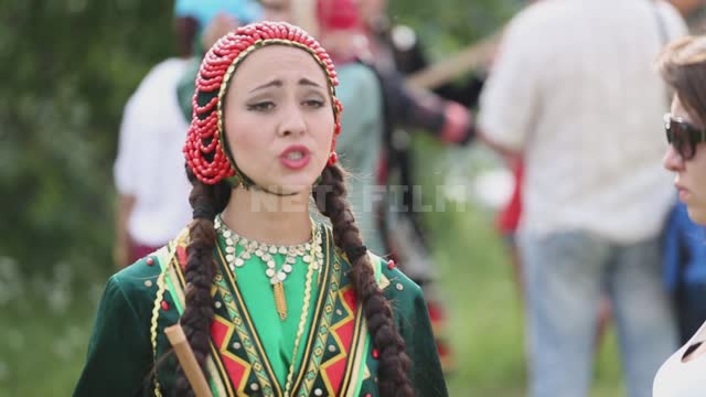 Национальный праздник, артистка дает интервью и поет песню, крупный план Урал, Салаватский район,...
