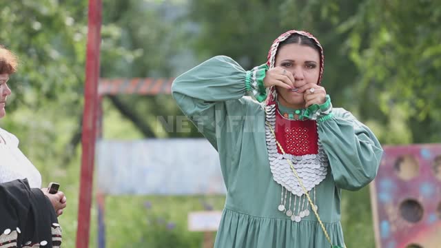 Национальный праздник, девушка играет на кубызе Урал, Салаватский район, праздник, артисты,...